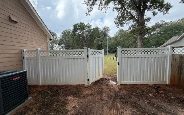 White vinyl fence in Auburn after softwashing