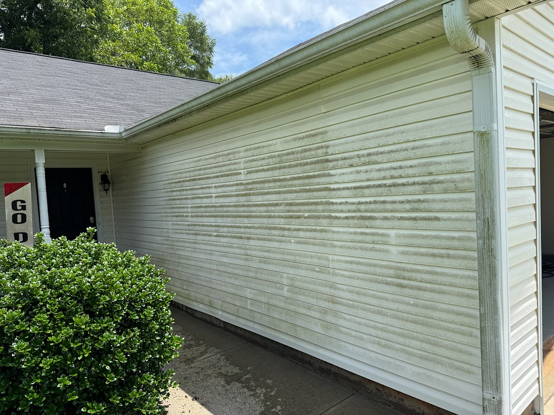 Gutter Cleaning and Vinyl Siding House Washing in Statham GA Thumbnail